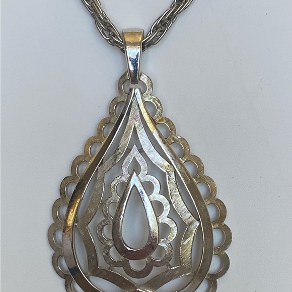 Trifari Vintage Signed Silver Tone Teardrop Pendant Necklace Chunky Scalloped - Picture 2 of 9